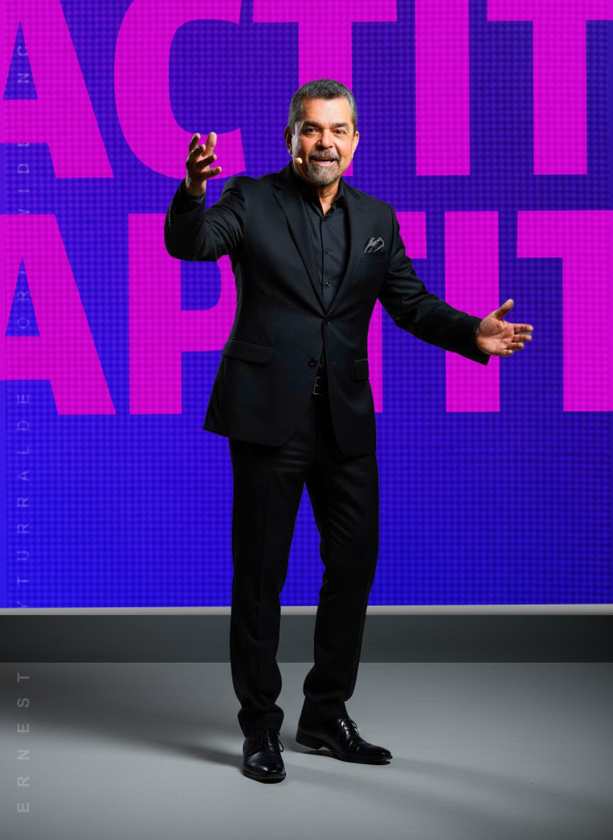 Charla motivacional de Ernesto Yturralde enfocada en actitud, compromiso y mentalidad positiva