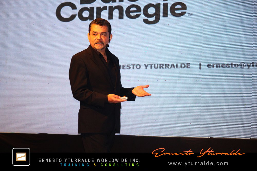 Speaker internacional Ernesto Yturralde en conferencia inspiracional para convenciones empresariales