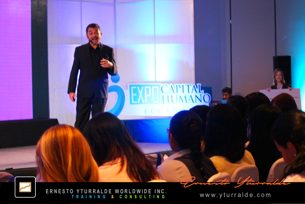 Ernesto Yturralde inspirando equipos en conferencia motivacional para kickoffs corporativos