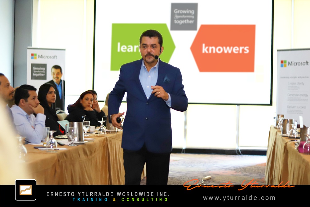Ernesto Yturralde como speaker internacional con storytelling en charlas inspirativas para kickoffs y congresos